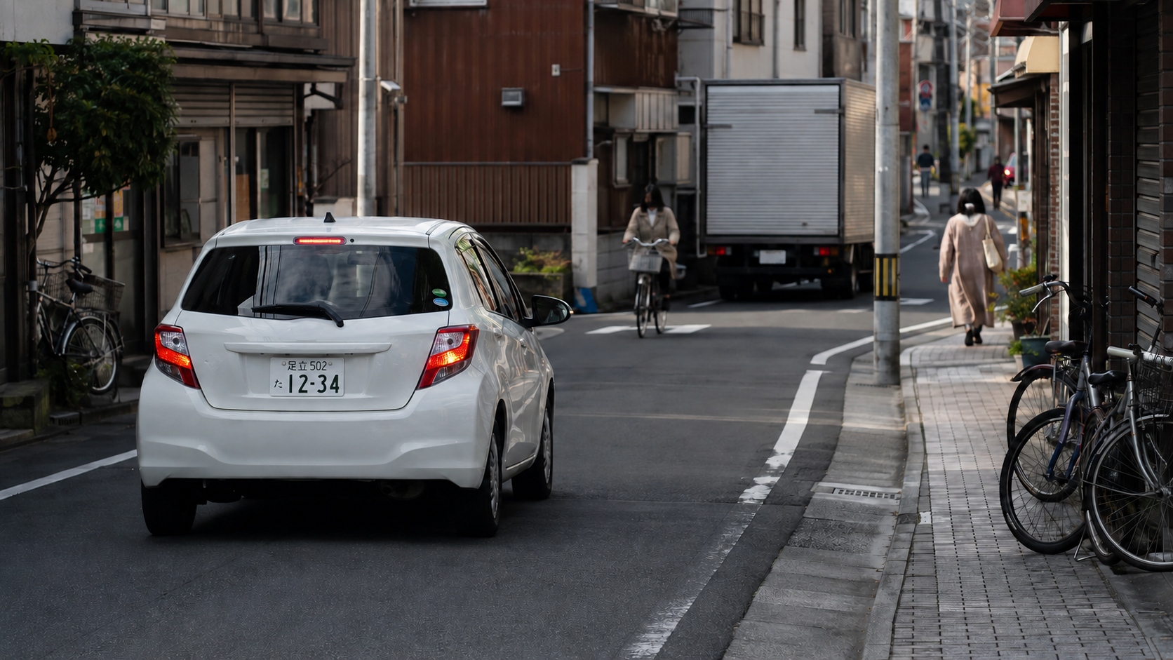 浅草の路地で安全確認をする運転の様子