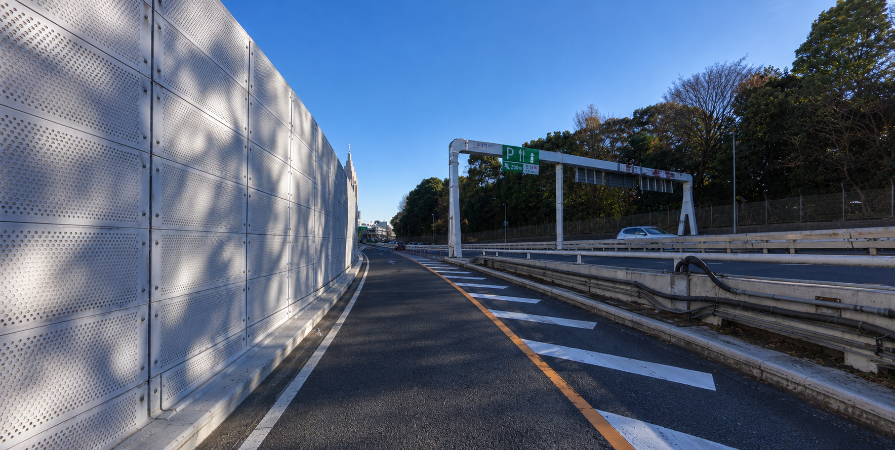 代々木出入口付近の首都高4号新宿線の合流車線と本線