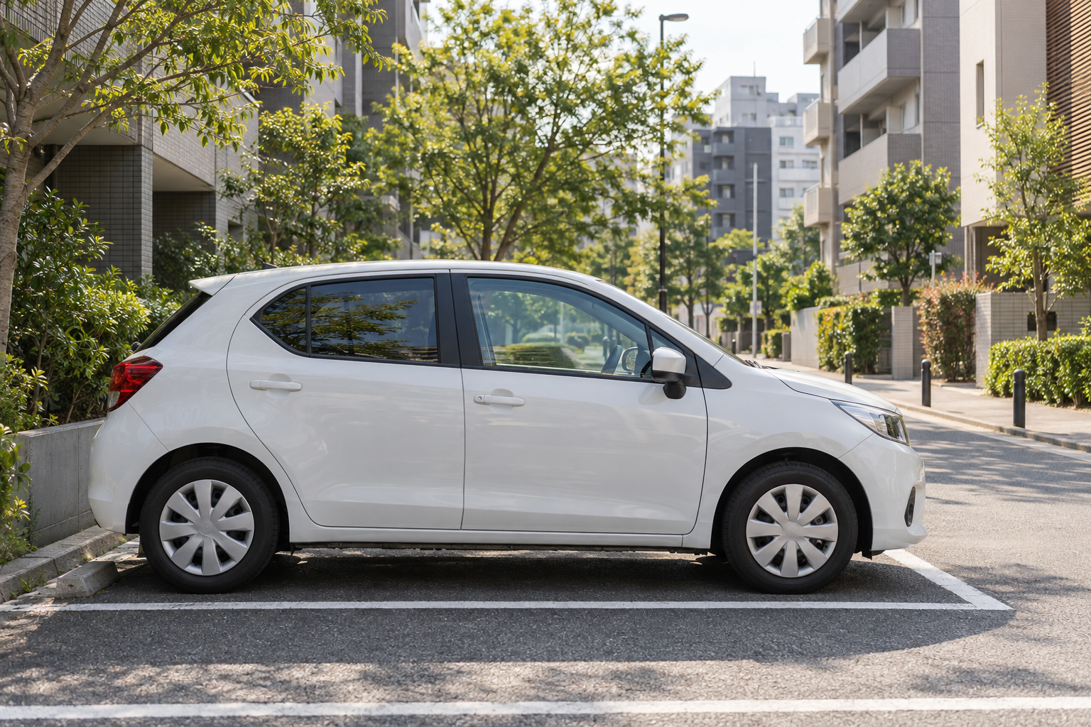 講習を終えて安全な駐車場所に停めた白い車