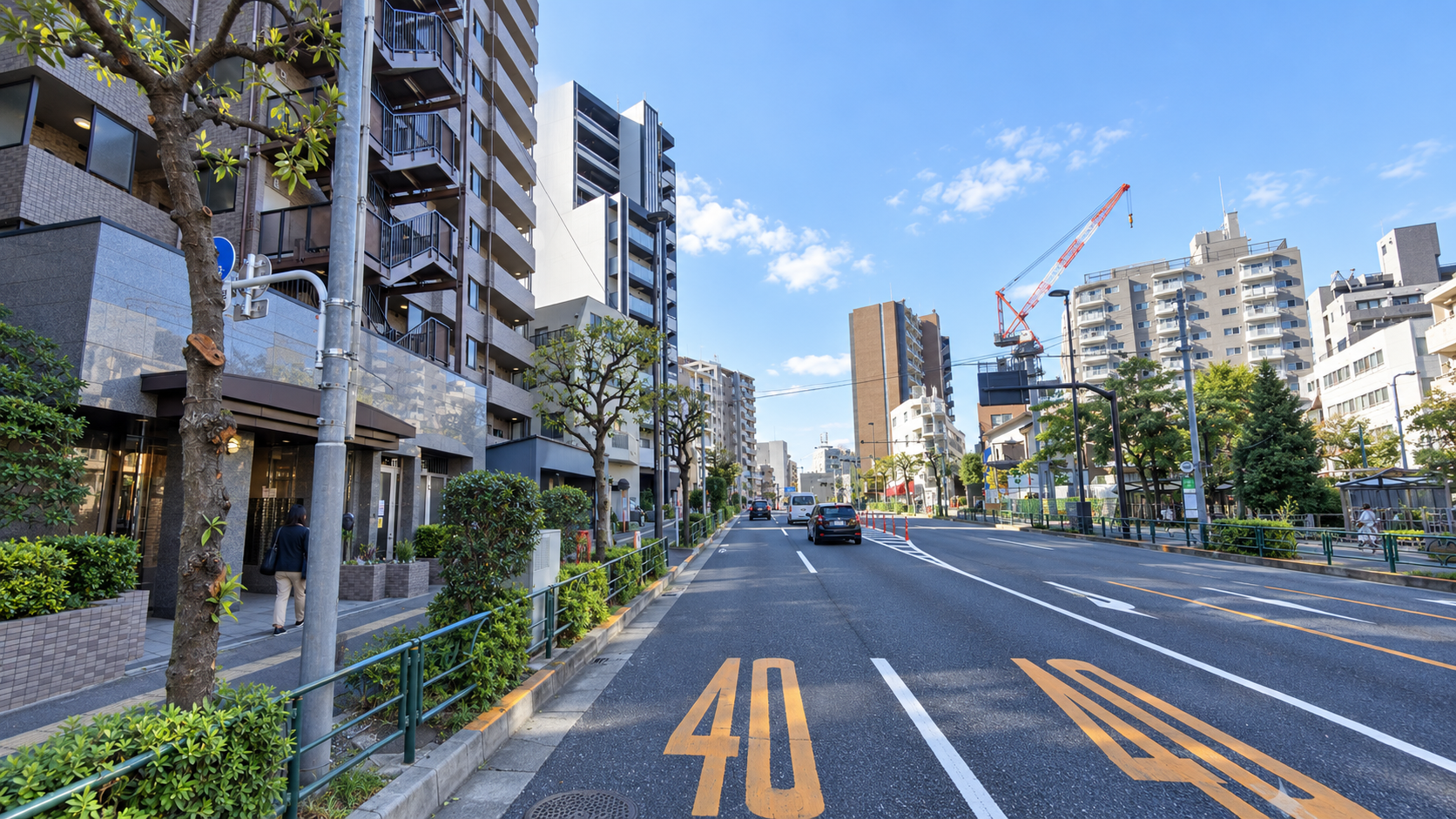 幹線道路を走る前に前方の流れと車間距離を見渡す場面