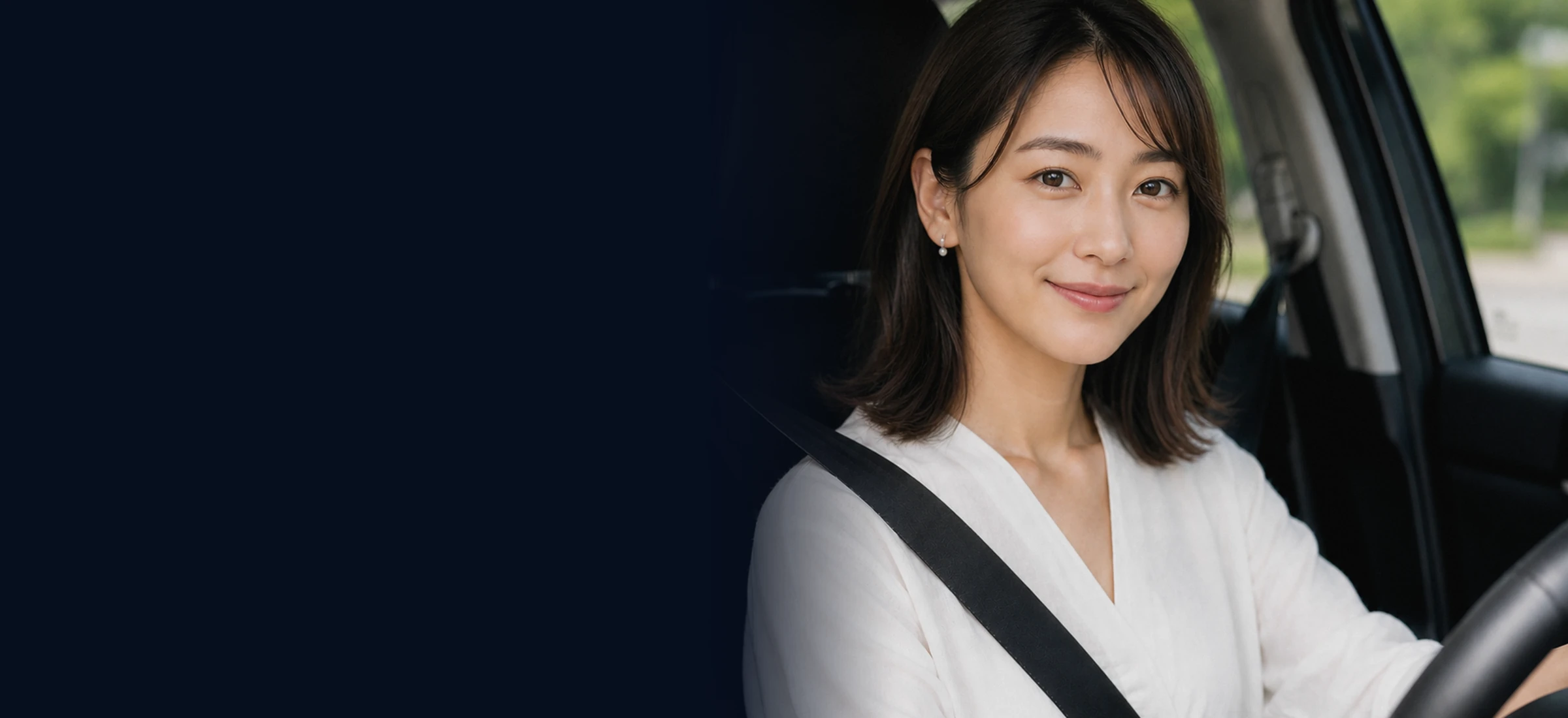 運転席でハンドルを握る女性