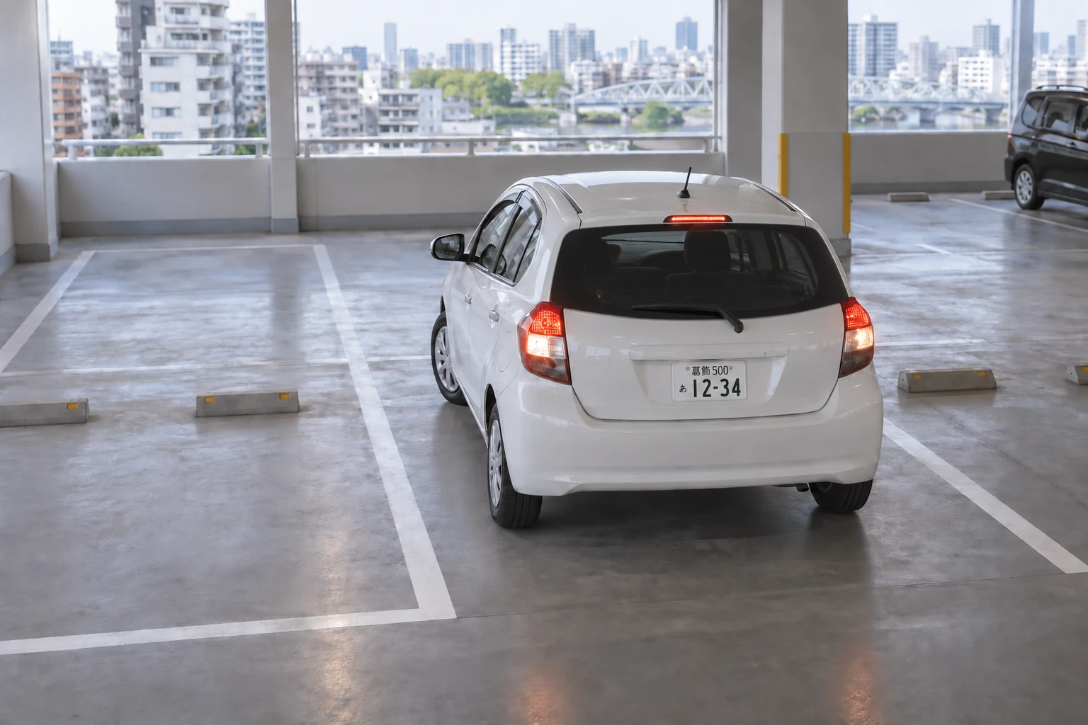 葛飾ナンバーの車が空いた駐車枠で切り返している様子