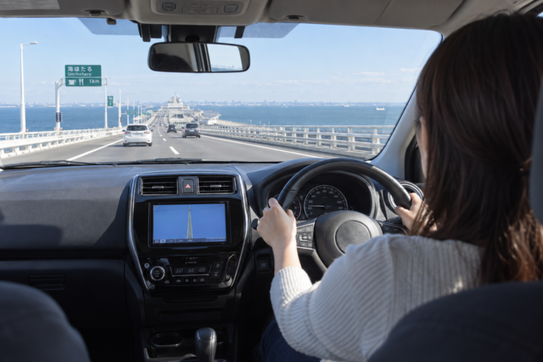 東京湾アクアラインを走る運転席からのイメージ。前方の流れと車間距離を確認する