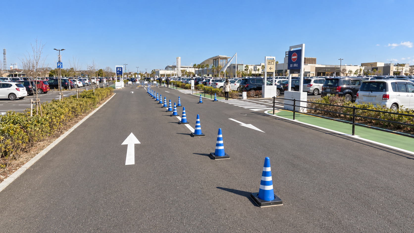 木更津アウトレットの駐車場入口付近をゆっくり進むイメージ