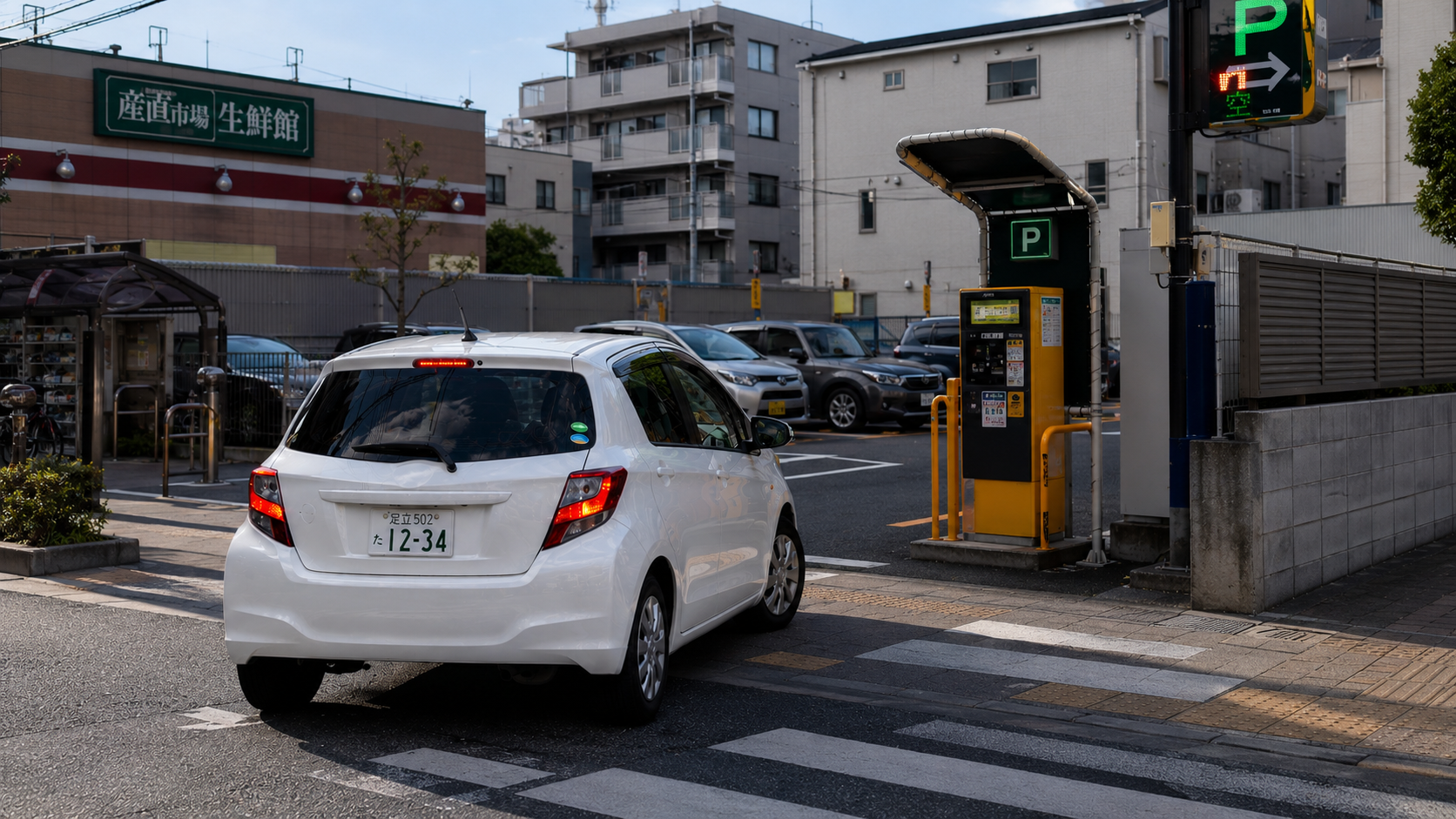 狭いコインパーキングで駐車練習をする様子