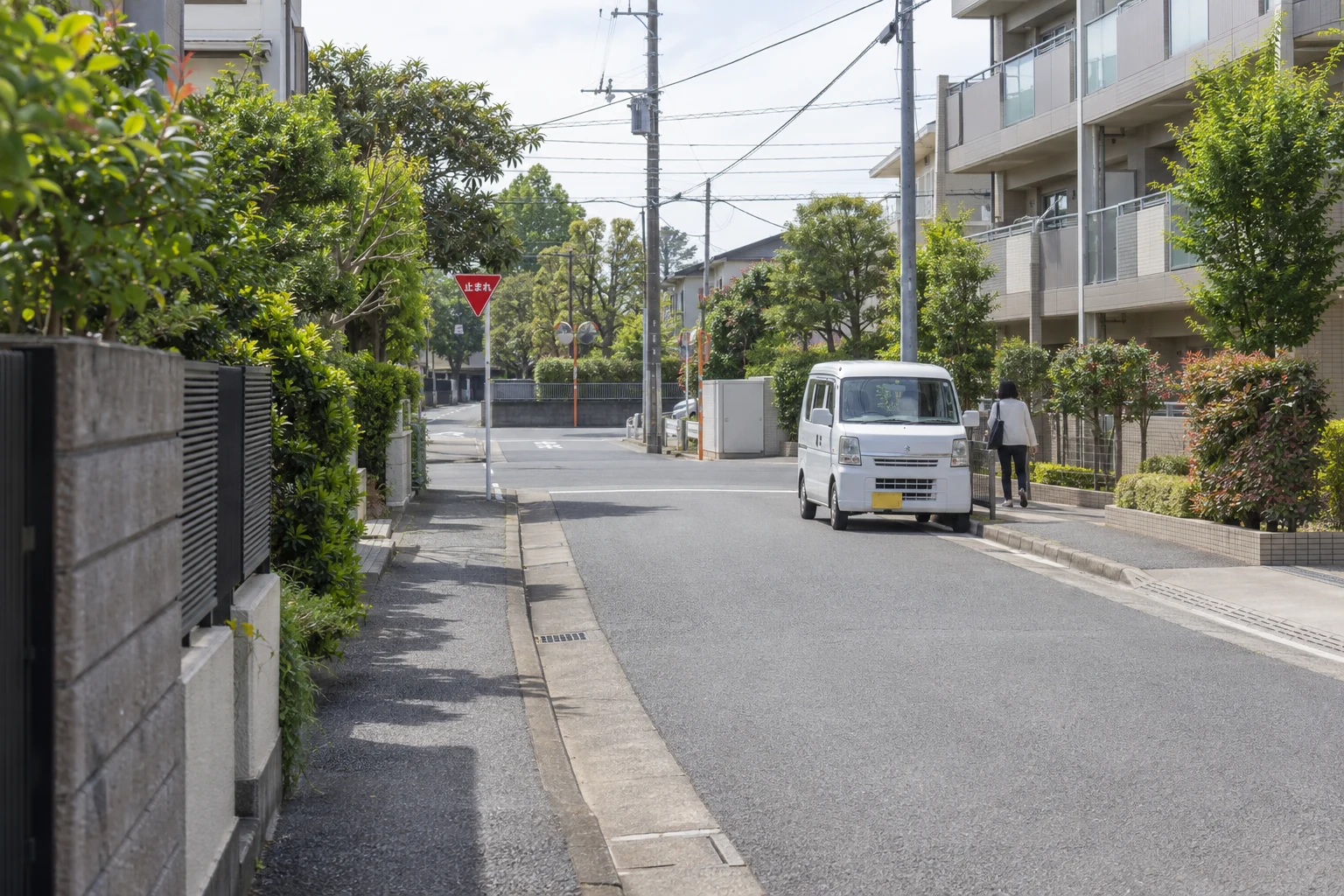 住宅街の停車車両と一時停止の標識