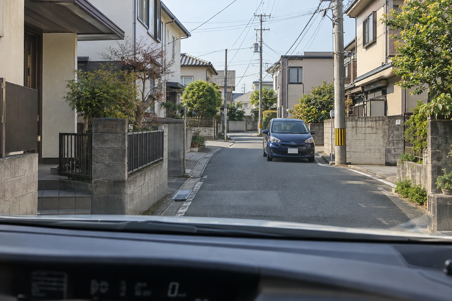 住宅街の狭い道で対向車を待つ場面