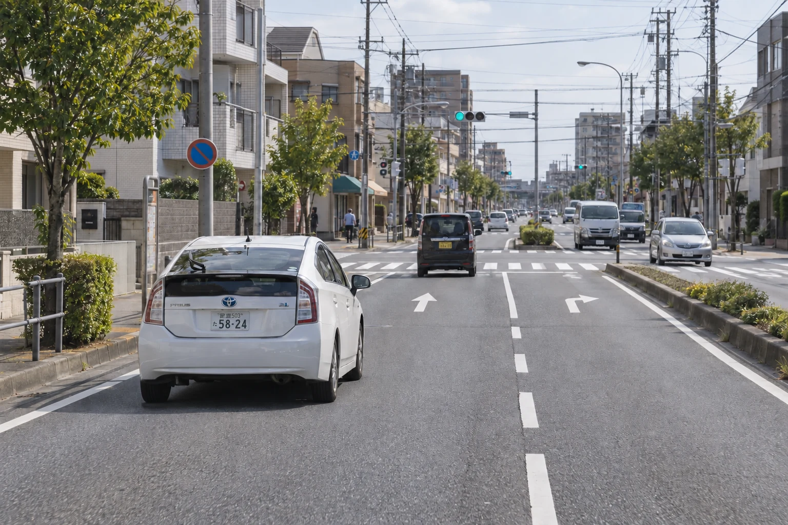 交差点の手前で進む車線を選ぶ道路