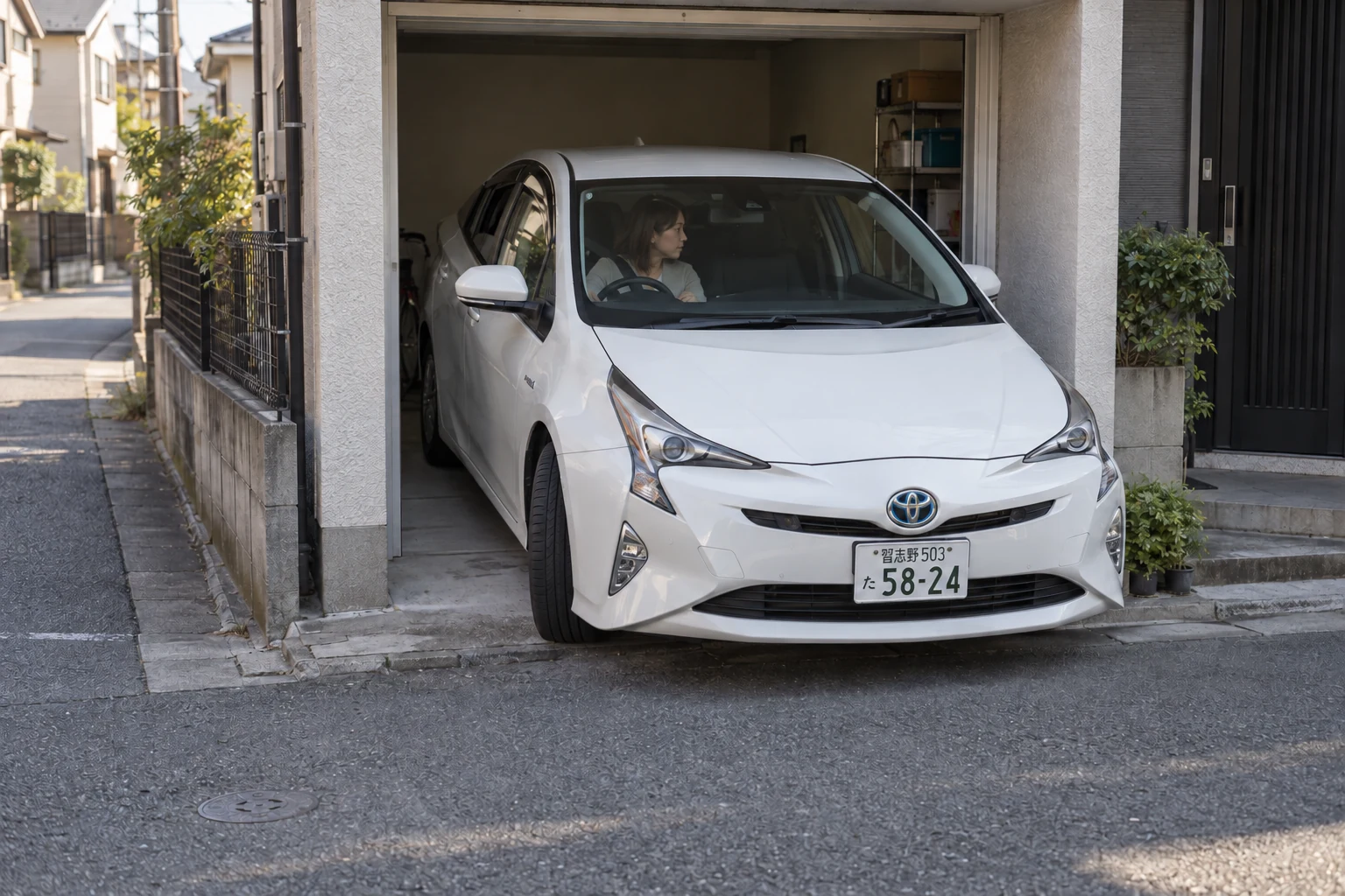 狭い道路から自宅ガレージへバックで入れる練習