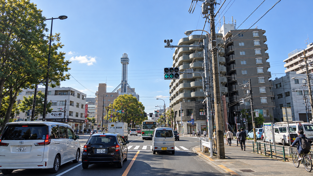 車列や歩行者の動きと信号を確認する市街地の交差点